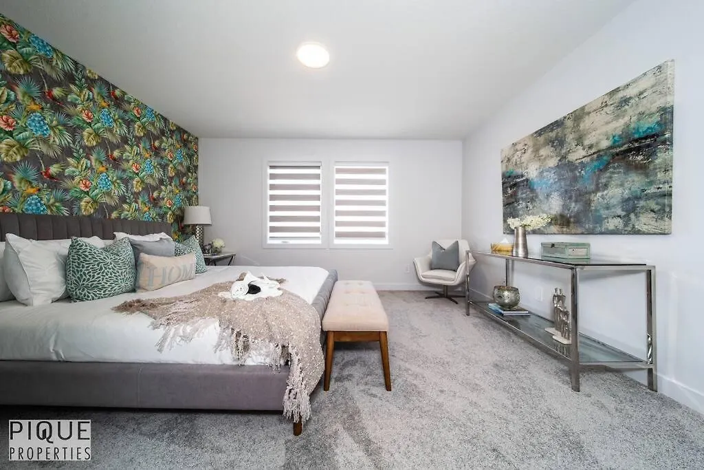 *New*Chic Modern Home*King Bed*Foosball*Sleeps 8! Edmonton Holiday home